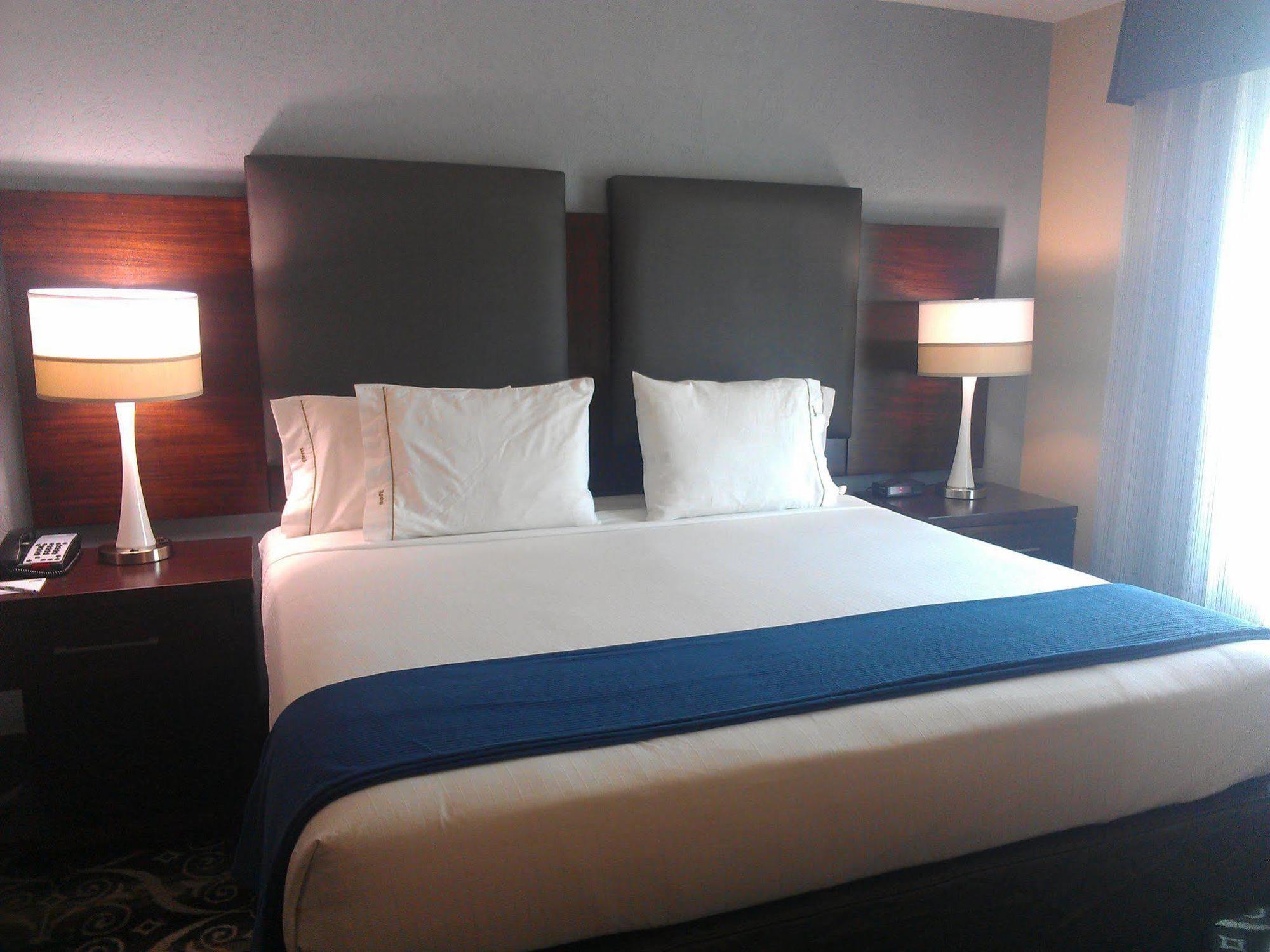 Holiday Inn Express Hotel & Suites North Kansas City By Ihg Exterior foto