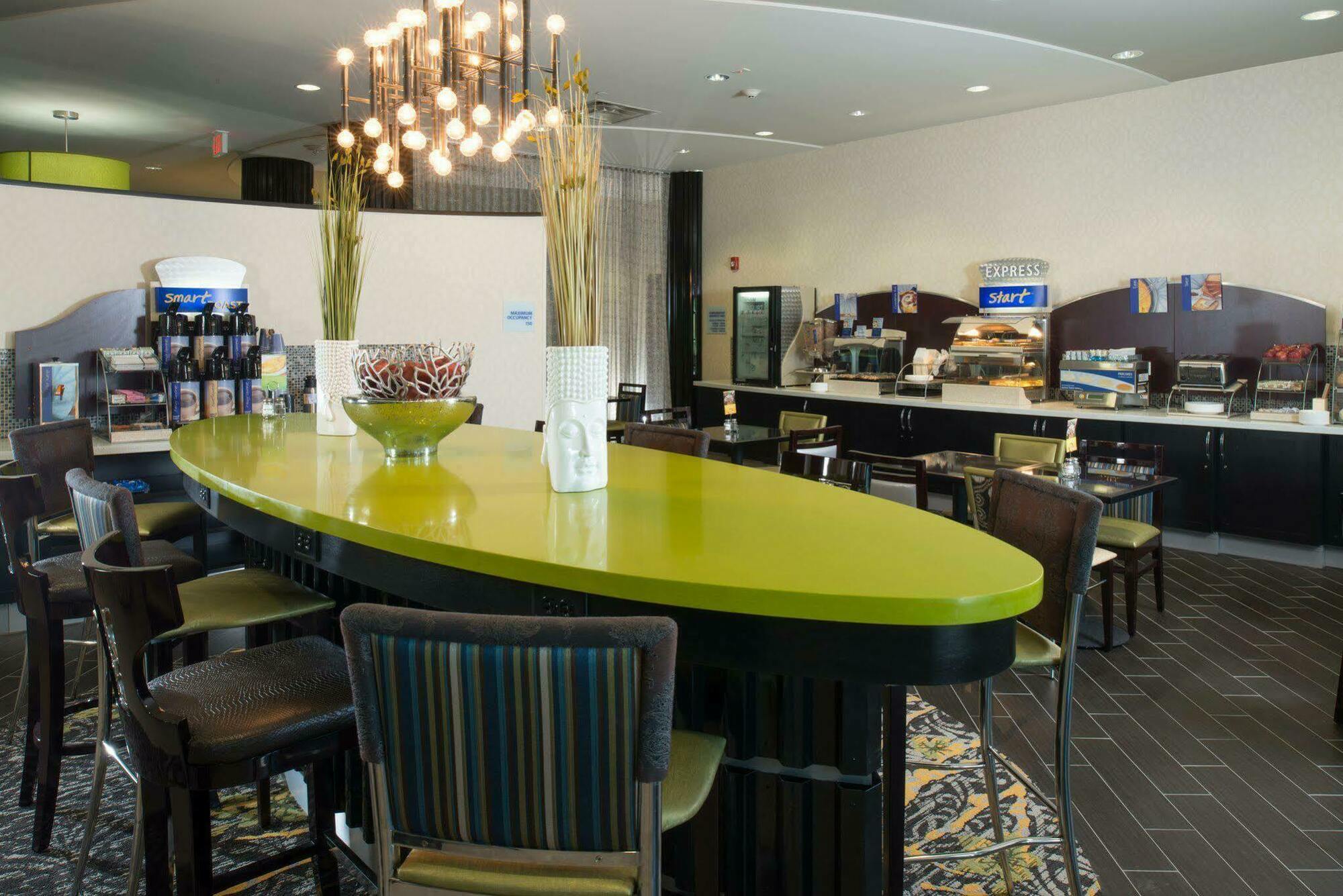 Holiday Inn Express Hotel & Suites North Kansas City By Ihg Exterior foto